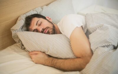¿Es bueno dormir sin almohada?